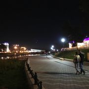 ミンスク中心部を流れる川は、昼夜問わず市民憩いの場