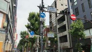 食べ歩きが楽しめる通り