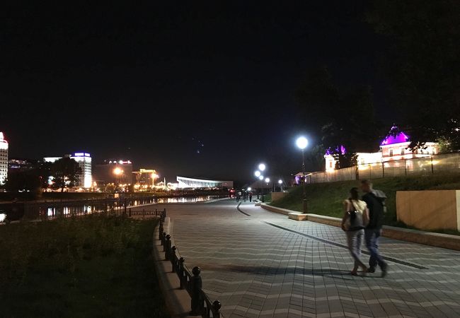 ミンスク中心部を流れる川は、昼夜問わず市民憩いの場