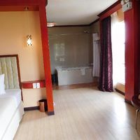 バスルームは独立してなくて、カーテンで仕切るおかしな部屋も。