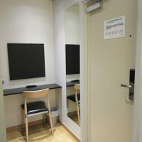 入口入ると右側に使い勝手の悪いテーブルがあった。