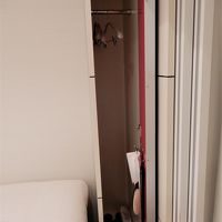 ベッドの足元にクローゼットがありますが狭いです