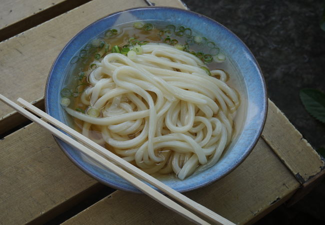 この飾り気のない麺がびっくりするほど美味しい。出汁も完飲。