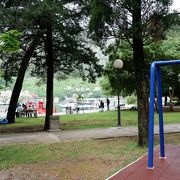 子連れコトルに便利！旧市街向かい海の見える遊具のある公園