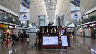 出発エリアはショップが充実