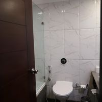 バスタブもあり、お湯も出ました。