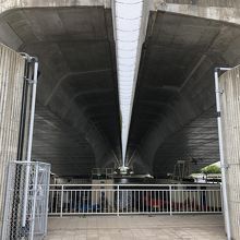 遊歩道から仰ぎ見ても美しいよう工夫がされている。