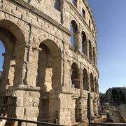 ローマの円形劇場の２分の１で、同時期の建造物