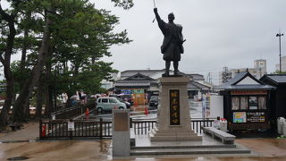 新しく立派な像。