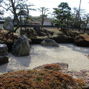 池泉回遊式庭園と三尊五祖の石庭は見ごたえあり癒されます。