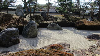 池泉回遊式庭園と三尊五祖の石庭は見ごたえあり癒されます。
