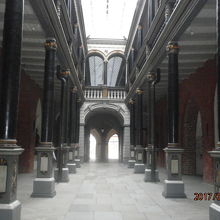 市庁舎内１階のアーケード