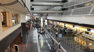 スカイマークは奥の方です