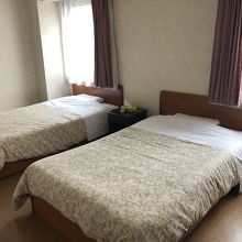 部屋はビジホとしても広い方