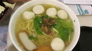 安くていろんなのがあるフードコートです