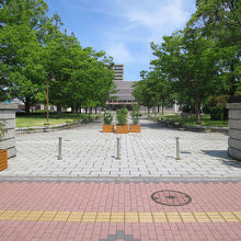 「渡辺翁記念公園」の奥に鎮座する「渡辺翁記念会館」です