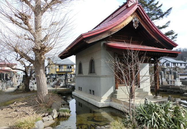 このお寺の御霊屋には、織田信長の位牌をはじめ、織田家歴代藩主の位牌が納められています。