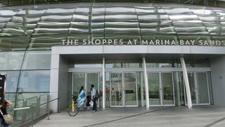 マリーナベイサンズのショッピング街です