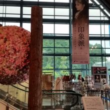 淡い色のフラワーアレンジ