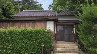 普通の家のように見えますが