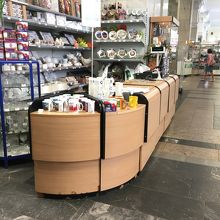 旧ソ連式を思い出させる対面カウンター