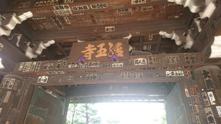 銃撃の跡が山門に残る