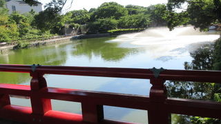 天王寺公園。　ハルカスをバックに赤い橋