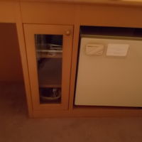 机の下の小棚にポット、湯呑み、ドライヤーが入ってます