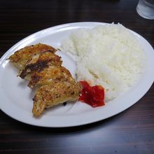 ご飯と餃子、盛り方もガテン系です