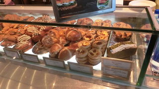 はやりヤクンカヤトーストが人気、行列でした。