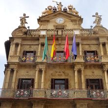 祭りの開始が宣言される市庁舎