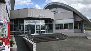 カヌーの形をした建物が特徴