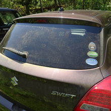 砂塵を跳ね上げ車の後部は真っ黒に