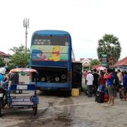 ビェンチャンからのSleeping bus は【Paksee VIP bus station】に到着。チャンパーサックへのソンテウバスは【Talat Daoheuang bus station】から出発。
