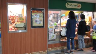 改札内なので電車利用者には便利です