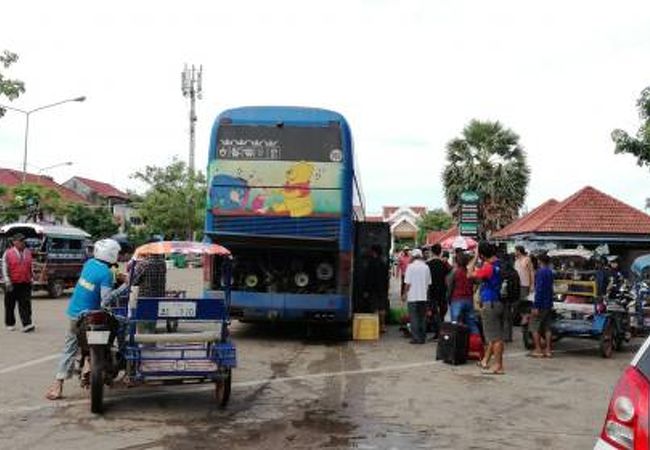 ビェンチャンからのSleeping bus は【Paksee VIP bus station】に到着。チャンパーサックへのソンテウバスは【Talat Daoheuang bus station】から出発。