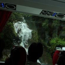 バスの車窓から間近に滝を眺める