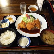 チキンカツ定食(600円)