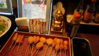 串カツも並ぶ朝食ビュッフェ