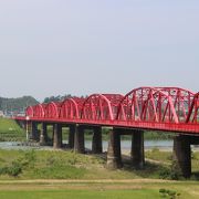 中村駅の近く四万十川の赤い橋