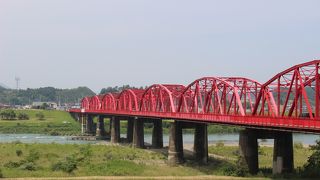 中村駅の近く四万十川の赤い橋