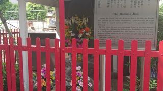 空襲の犠牲者を弔う