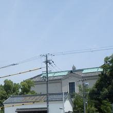 旧黒田藩藏屋敷長屋門　写真の手前です、後ろは美術館