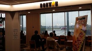 滑走路が見渡せる窓際のお席あります