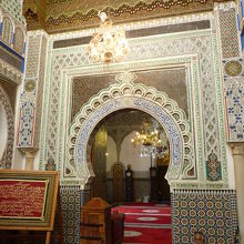 小さな入り口から見るモスク