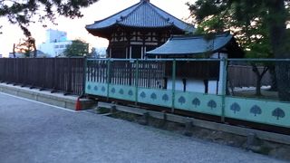 夕暮れの中の北円堂