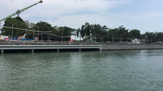 満里奈湾に沿った散歩道