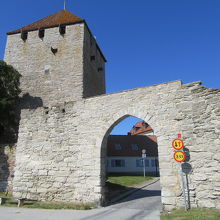 オレンジ色の屋根が目印