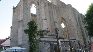 朽ち果てても美しい雄大な姿の教会