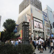 ３東口の表示柱・アルタ